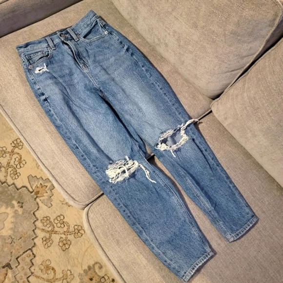 American Eagle Outfitters Denim - American Eagle Relaxed Mom Jean Distressed Knees. Like New! Size 00 Short